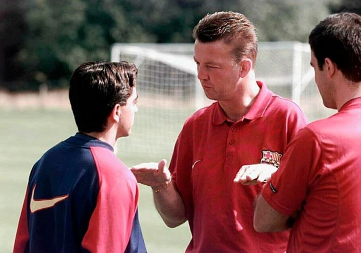 Xavi Hernandez thời cầu thủ và HLV Louis van Gaal trên sân tập của Barca ở Ciutat Esportiva Joan Gamper, Barcelona, Tây Ban Nha năm 1998. Ảnh: FC Barcelona