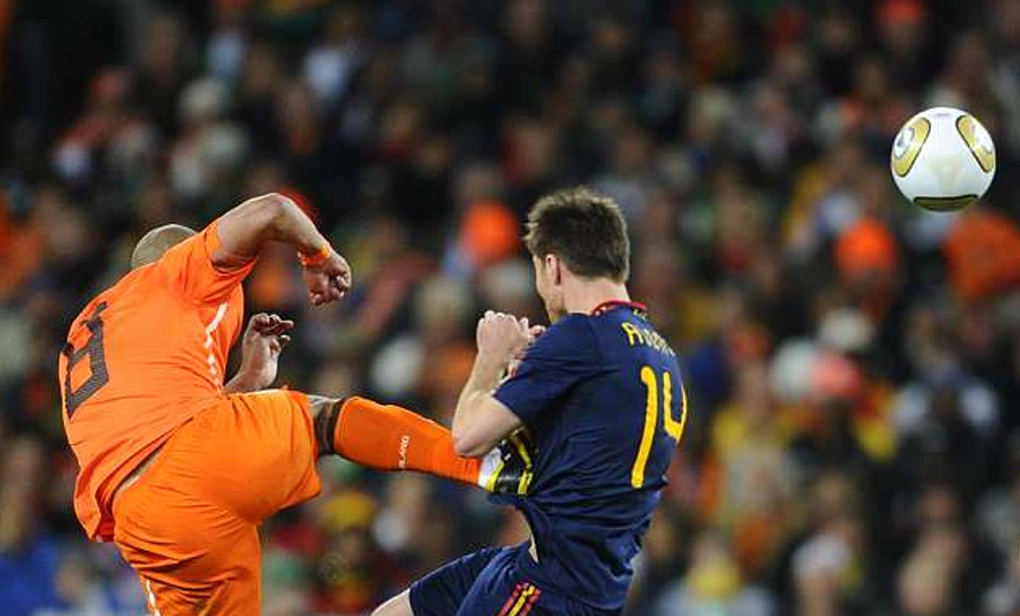 Nigel de Jong (trái) tung cú đá vào ngực Xabi Alonso trong trận Hà Lan – Tây Ban Nha ở chung kết World Cup 2010 trên sân Soccer City, Johannesburg, Nam Phi ngày 11/7/2010. Ảnh: AFP