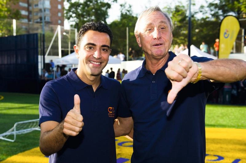Xavi Hernandez và huyền thoại Johan Cruyff (phải) thuở sinh thời trong buổi khánh thành sân bóng cộng đồng Cruyff Court Xavi Hernandez thuộc dự án do Quỹ Cruyff phối hợp xây dựng ở Terrassa, Tây Ban Nha năm 2014. Ảnh: Marca