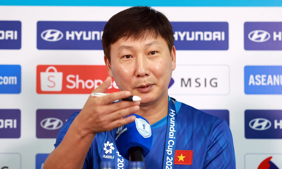HLV Kim Sang-sik họp báo trước bán kết ASEAN Cup 2026