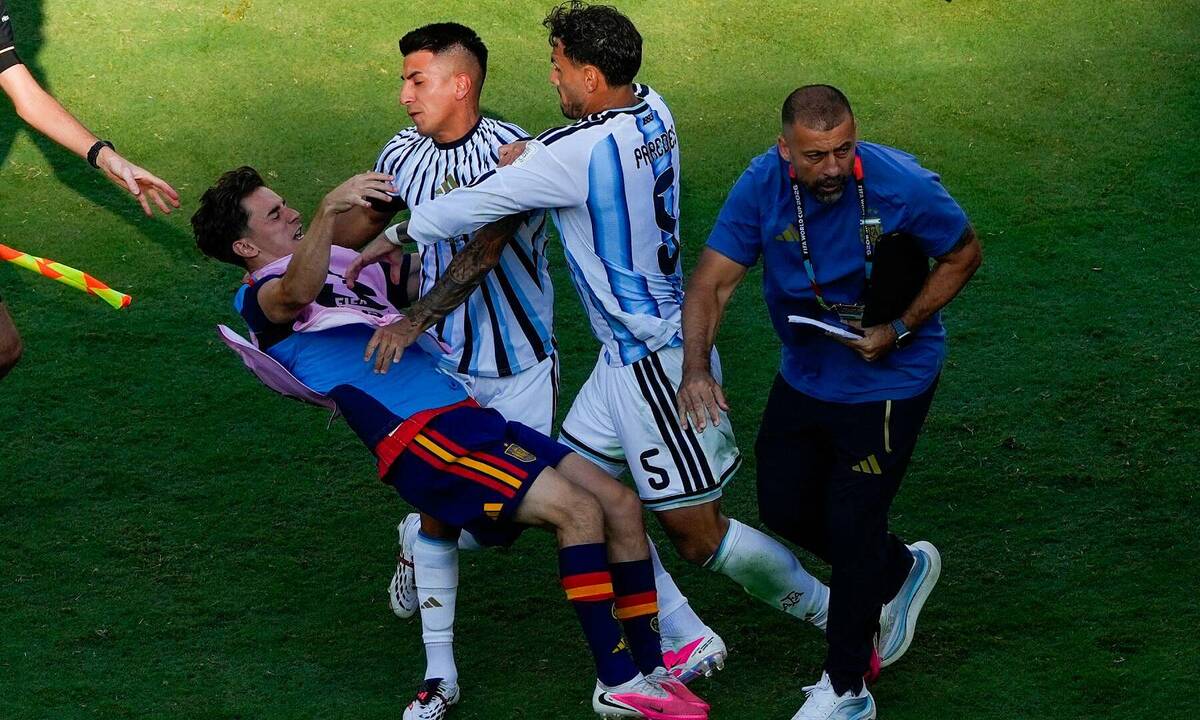 Trọng tài nhờ Messi kiềm chế đồng đội ở chung kết World Cup 2026