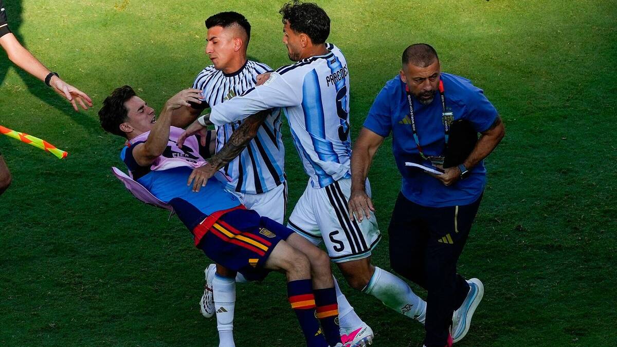 Khi trọng tài phải nhờ đến Messi — photo: VnExpress Sports