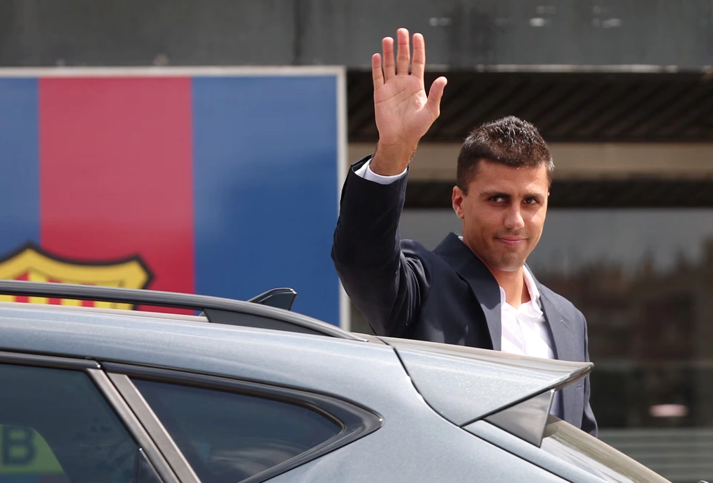 Rodri trong ngày ký hợp đồng với Barca, trước sân Camp Nou, Barcelona, Tây Ban Nha ngày 18/8/2026. Ảnh: Reuters