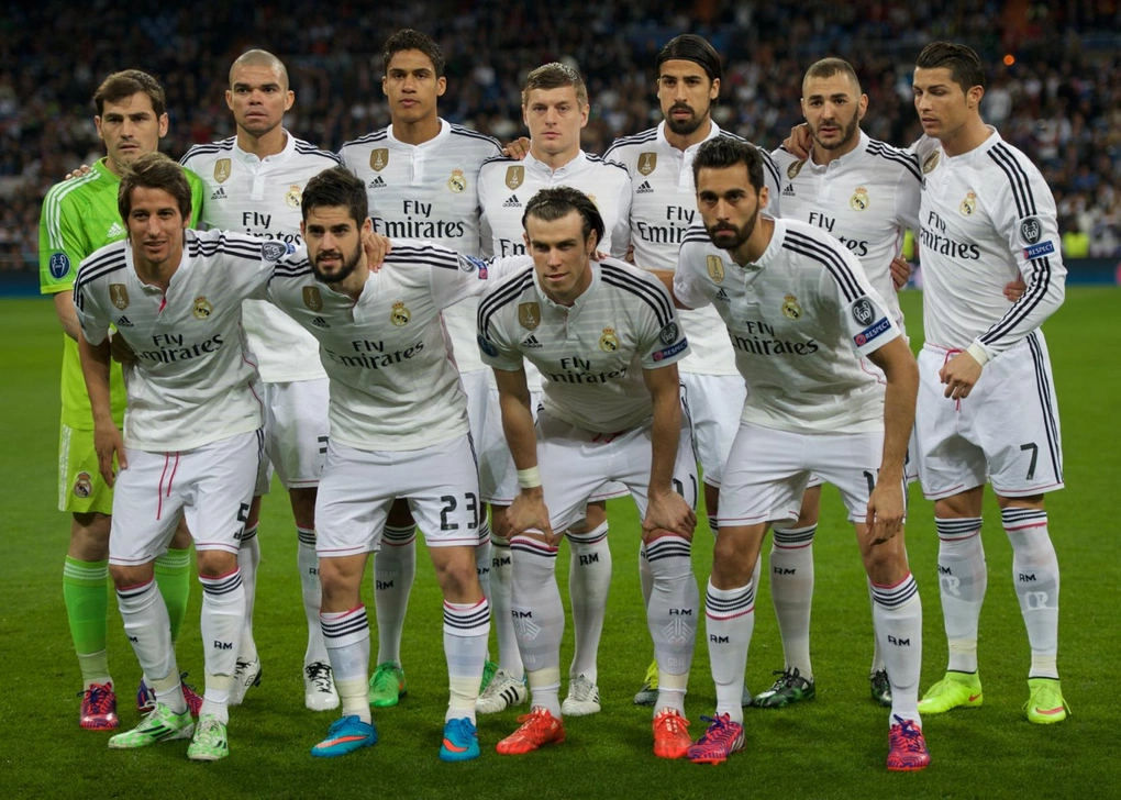 Đội hình xuất phát của Real Madrid trong một trận đấu ở mùa giải 2014-2015 trên sân Santiago Bernabeu, Madrid, Tây Ban Nha với Toni Kroos và Sami Khedira (lần lượt đứng thứ 4 và 5 từ trái sang ở hàng hai). Ảnh: L’Équipe