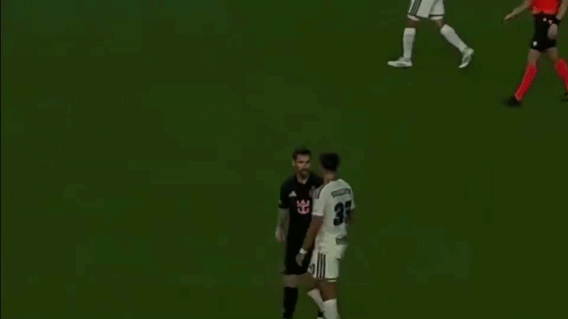 Messi vỗ đầu đối thủ 16 tuổi ở MLS