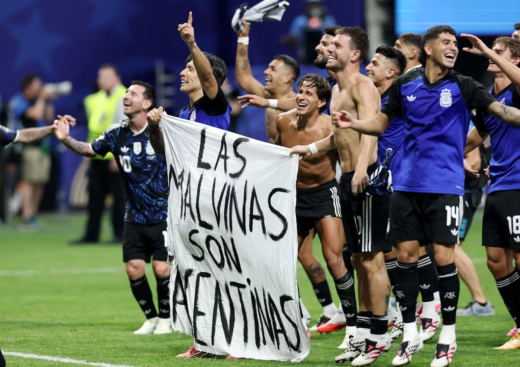 Các cầu thủ Argentina ăn mừng sau trận thắng Anh ở bán kết World Cup 2026 trên sân Atlanta, Georgia, Mỹ ngày 15/7/2026 với băng rôn Las Malvinas son Argentinas (Quần đảo Malvinas thuộc về Argentina) được truyền xuống từ khán đài. Ảnh: Reuters