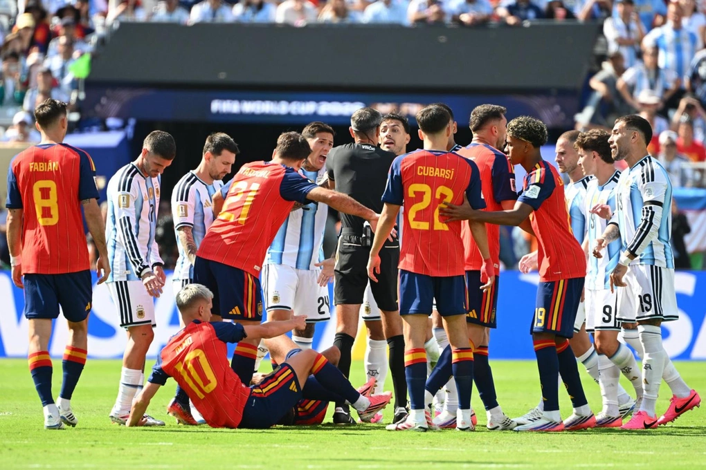 Các cầu thủ Tây Ban Nha và Argentina sau vụ ẩu đả ở chung kết World Cup 2026 trên sân MetLife, New Jersey, Mỹ ngày 19/7/2026. Ảnh: L’Équipe