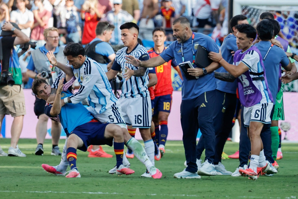 Leandro Paredes đánh ngả Gavi (trái) trong vụ ẩu đả sau trận Tây Ban Nha – Argentina ở chung kết World Cup 2026 trên sân MetLife, New Jersey, Mỹ ngày 19/7/2026. Ảnh: EFE
