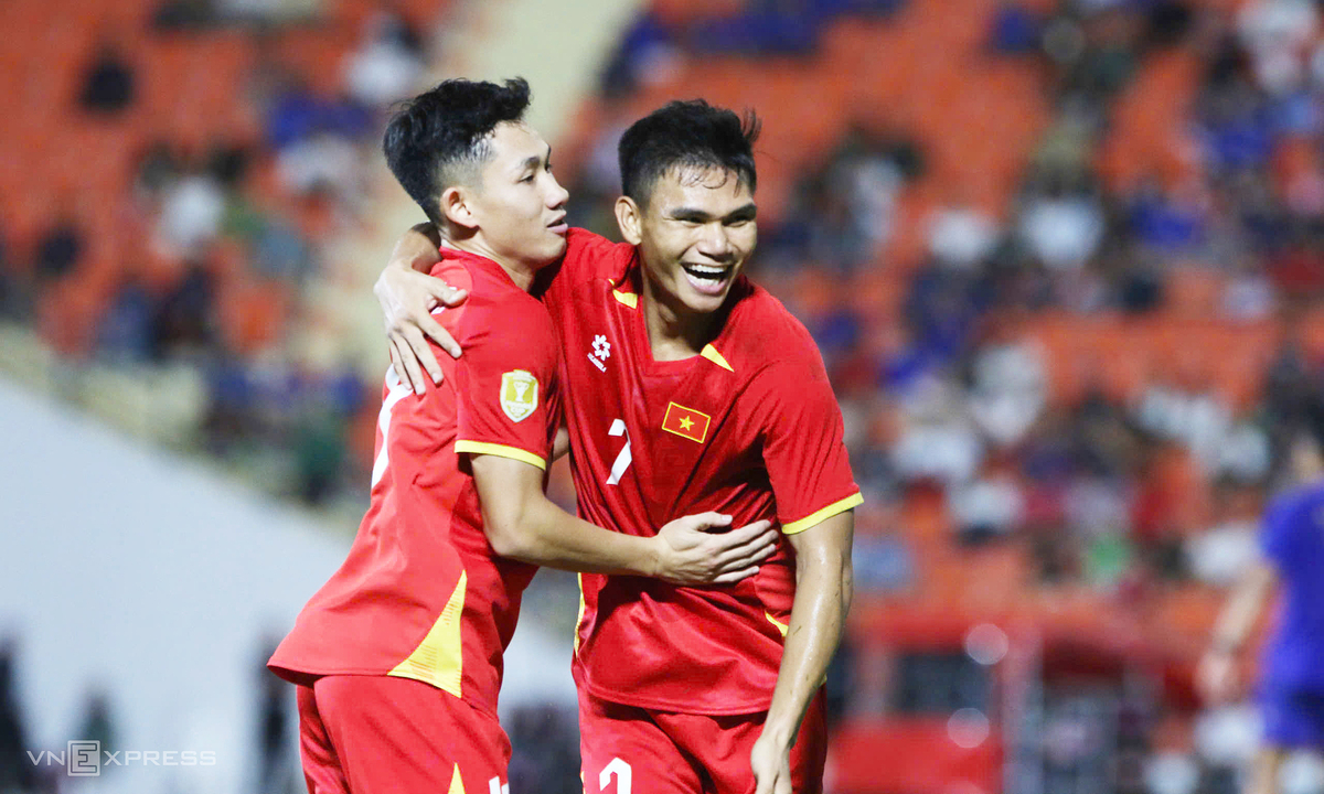 Việt Nam lần đầu thắng hai bàn trên sân Thái Lan