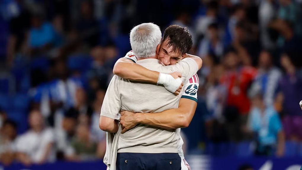 Carlos Espi ăn mừng cùng Jose Mourinho sau trận Espanyol – Real Madrid trên sân Cornella-El Prat, Cornella de Llobregat, Tây Ban Nha ngày 22/8/2026. Ảnh: AS