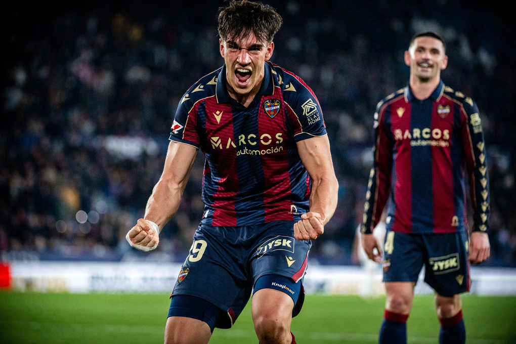 Carlos Espi ăn mừng bàn thắng trong trận Levante – Deportivo Alaves trên sân Ciutat de Valencia, Valencia, Tây Ban Nha ngày 28/2/2026. Ảnh: Reuters