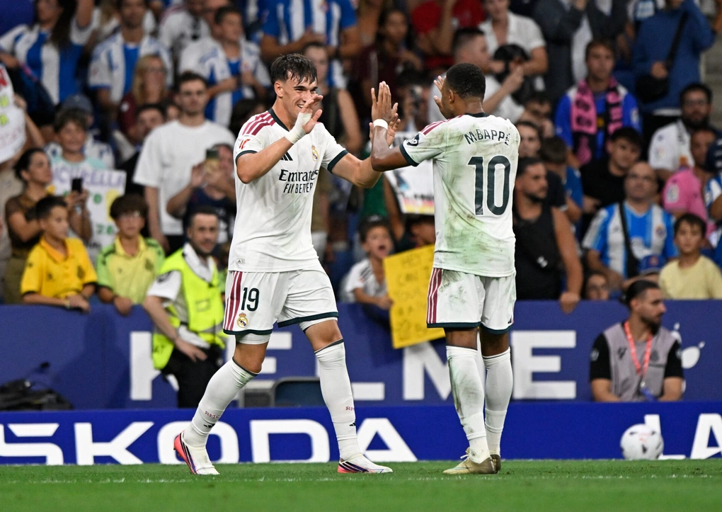 Carlos Espi ăn mừng bàn thắng với Kylian Mbappe (phải) trong trận Espanyol – Real Madrid trên sân Cornella-El Prat, Cornella de Llobregat, Tây Ban Nha ngày 22/8/2026. Ảnh: Reuters