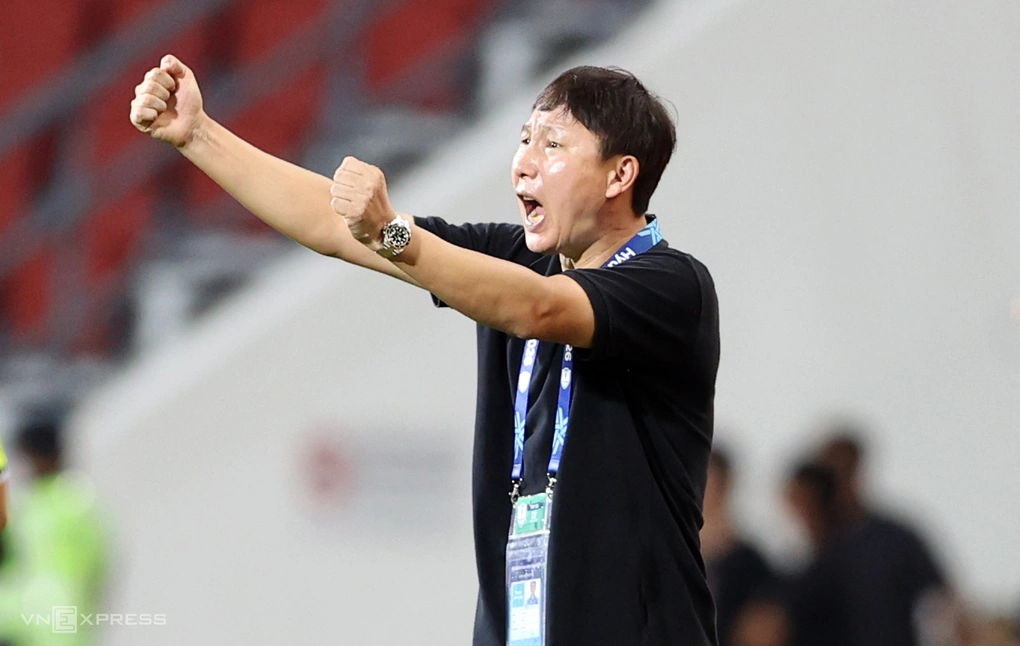 HLV người Hàn Quốc Kim Sang-sik của Việt Nam ăn mừng sau bàn mở tỷ số của Nguyễn Hai Long trong trận thắng Thái Lan 2-0 ở lượt đi chung kết ASEAN Cup 2026, sân Rajamangala, Bangkok, Thái Lan ngày 22/8/2026. Ảnh: Đức Đồng