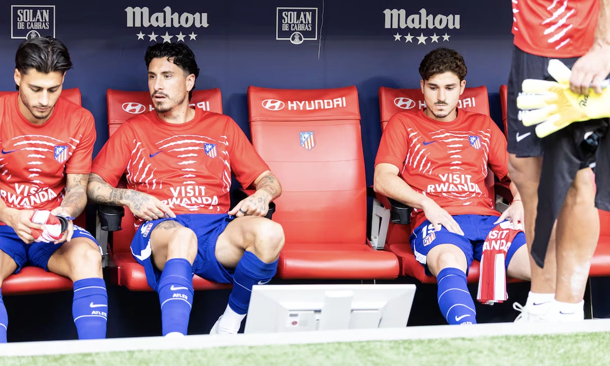 Atletico mắc kẹt với Alvarez