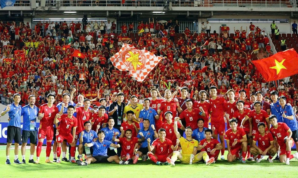 'Bầu Thụy' trao 4 tỷ đồng thưởng tuyển Việt Nam tại ASEAN Cup