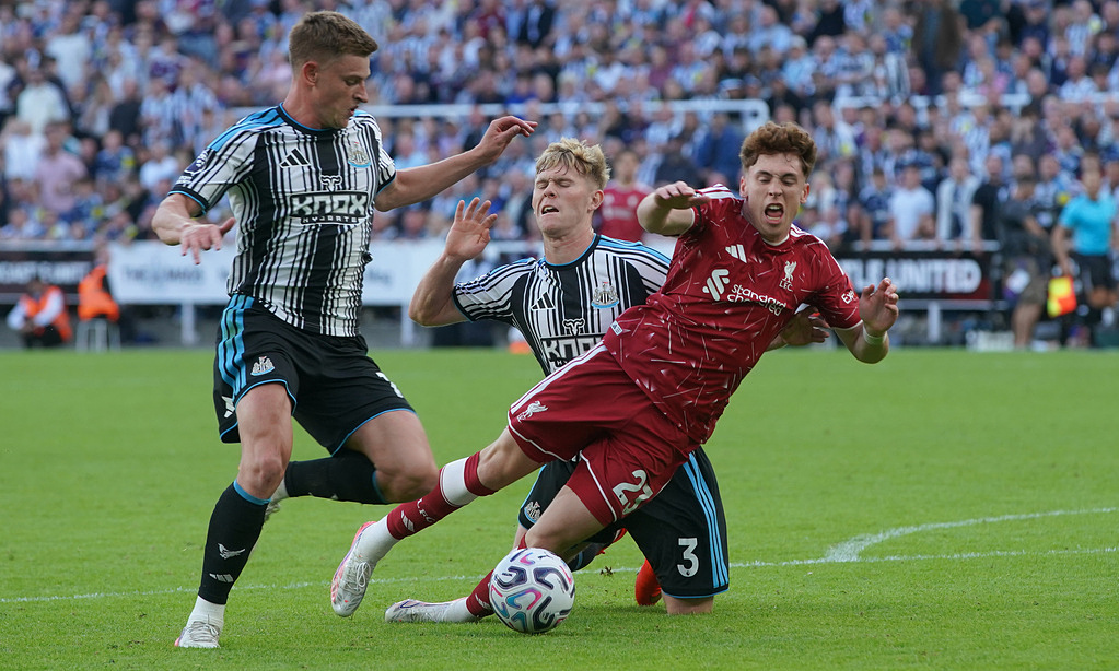 Liverpool cầm hòa Newcastle phút 99