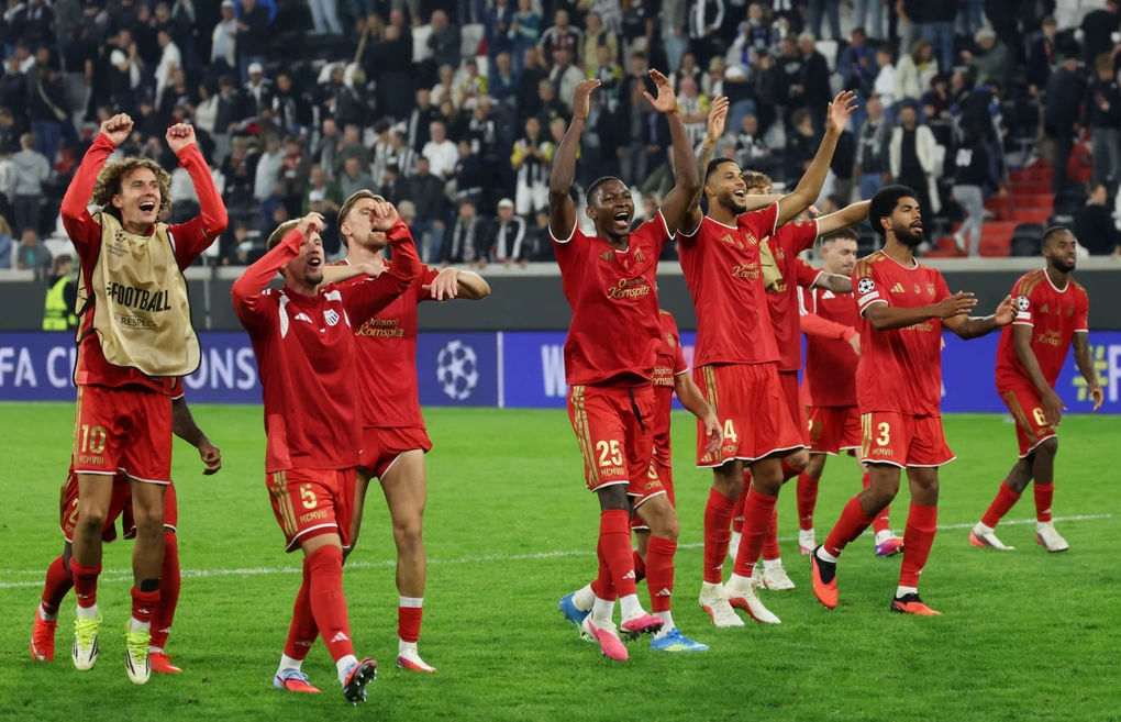 Các cầu thủ LASK ăn mừng sau trận LASK – Celtic ở lượt về playoff Champions League Các cầu thủ LASK ăn mừng trận đấu