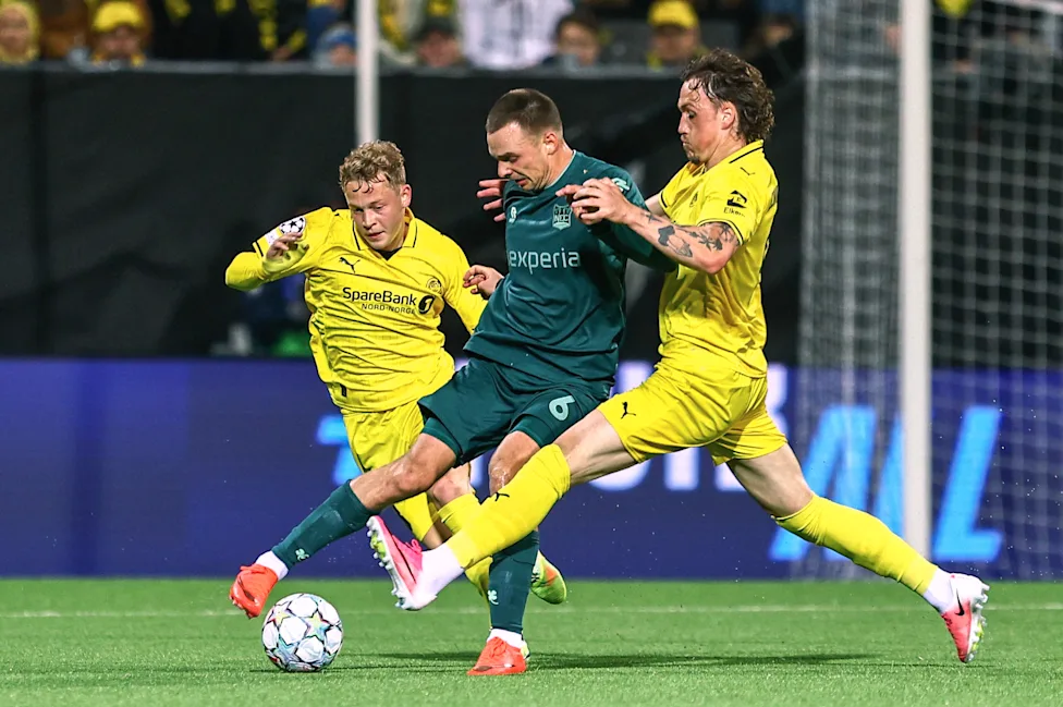 Tranh chấp bóng giữa cầu thủ N.E.C. Nijmegen và Bodo/Glimt trong trận playoff Champions League Tranh chấp bóng giữa N.E.C. Nijmegen và Bodo/Glimt