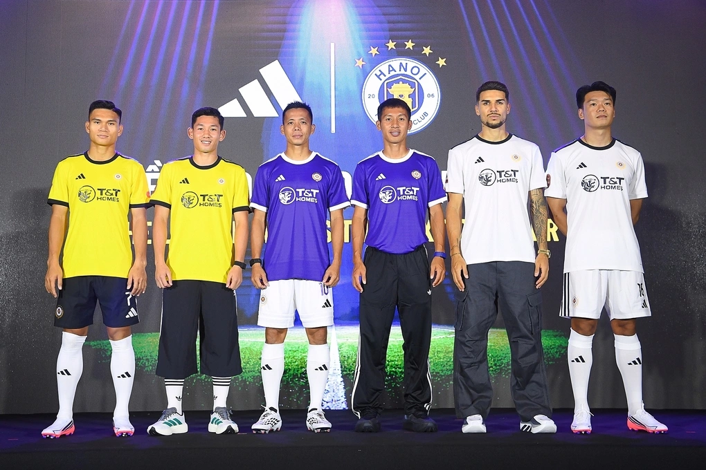 Ba mẫu trang phục thi đấu mùa giải 2026-2027 của Hà Nội FC. Ba mẫu trang phục thi đấu mùa giải 2026-2027 của Hà Nội FC.
