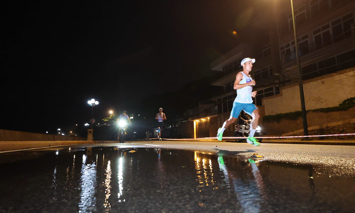 VĐV vượt gió giật cấp 6 tại VnExpress Marathon Vũng Tàu Herbalife Cup