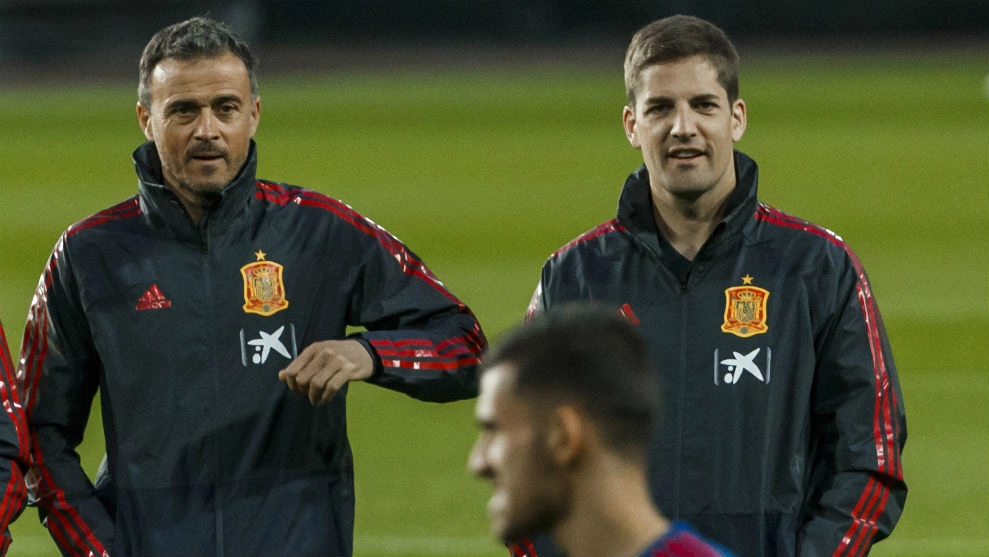 HLV Luis Enrique và trợ lý Robert Moreno trong buổi tập của đội tuyển Tây Ban Nha năm 2019. Ảnh: Marca