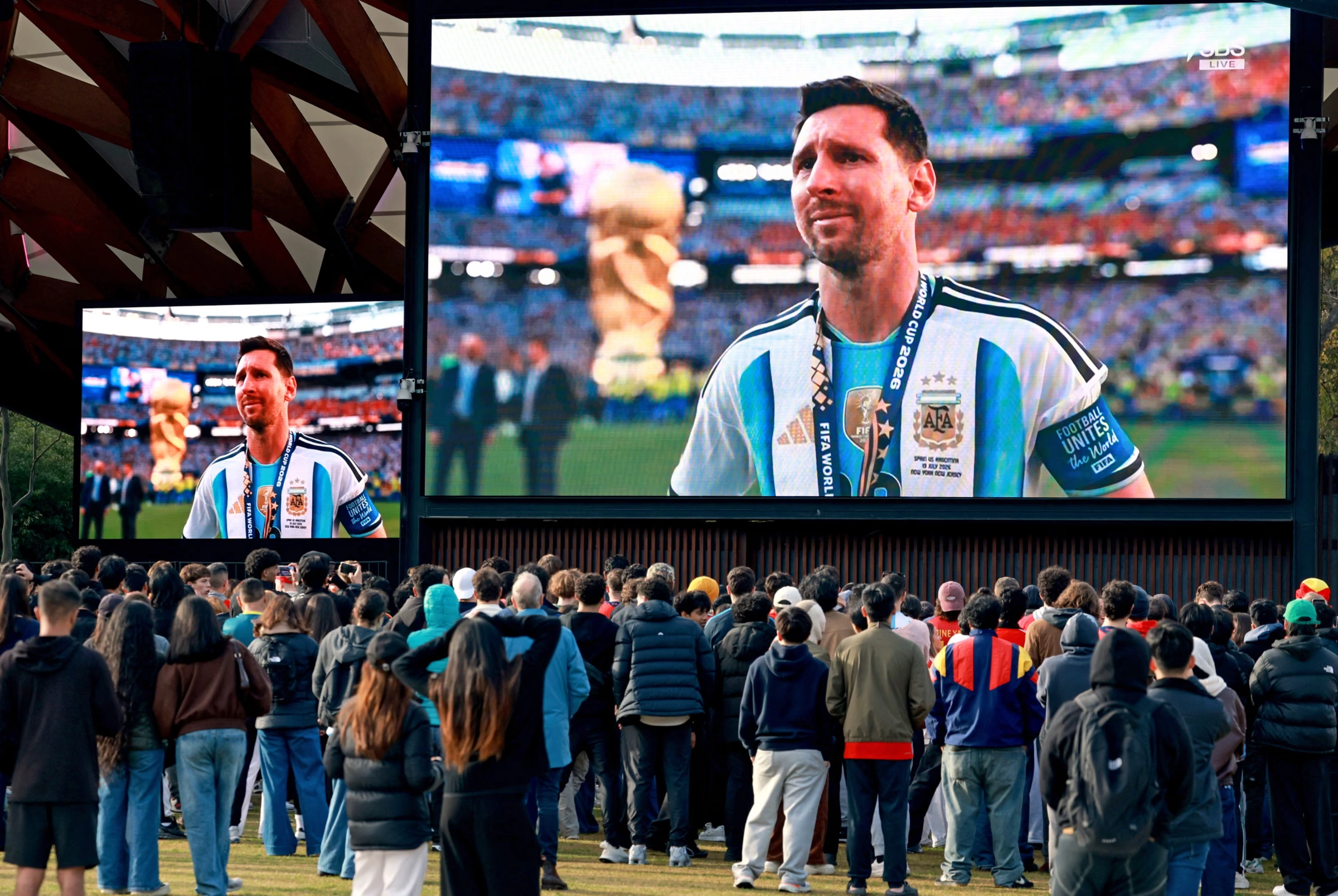 Người hâm mộ ở Sydney, Australia theo dõi qua màn hình lớn với hình ảnh Lionel Messi bật khóc sau trận chung kết World Cup 2026 ngày 19/7/2026. Ảnh: AFP