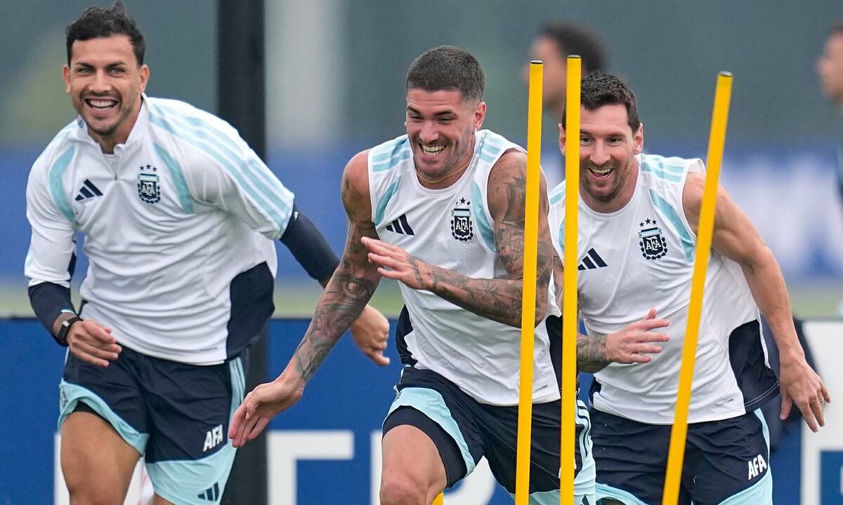 Tuyển thủ bị treo giò 10 trận cân nhắc chia tay Argentina