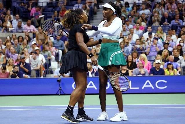 Venus Williams (phải) và Serena Williams trong trận thua Linda Fruhvirtova - Lucie Hradecka ở vòng một đôi nữ Mỹ Mở rộng tại Trung tâm Quần vợt Quốc gia Billie Jean King, Flushing Meadows, New York, Mỹ ngày 1/9/2022. Ảnh: Reuters