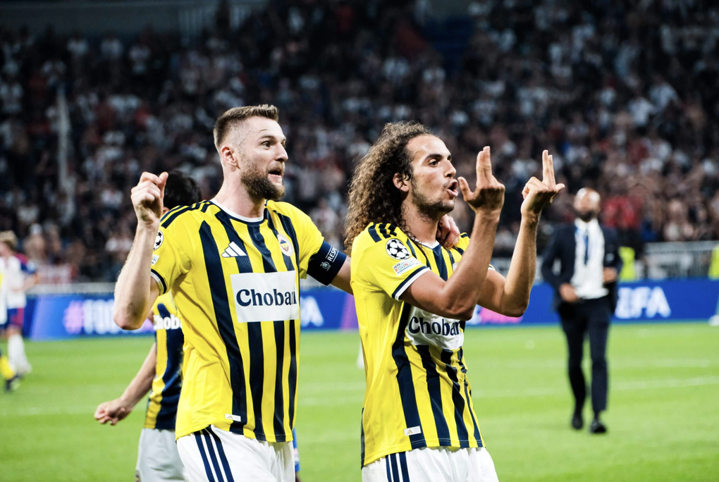Guendouzi khiêu khích CĐV Lyon Matteo Guendouzi (phải) và Milan Skriniar khiêu khích CĐV Lyon