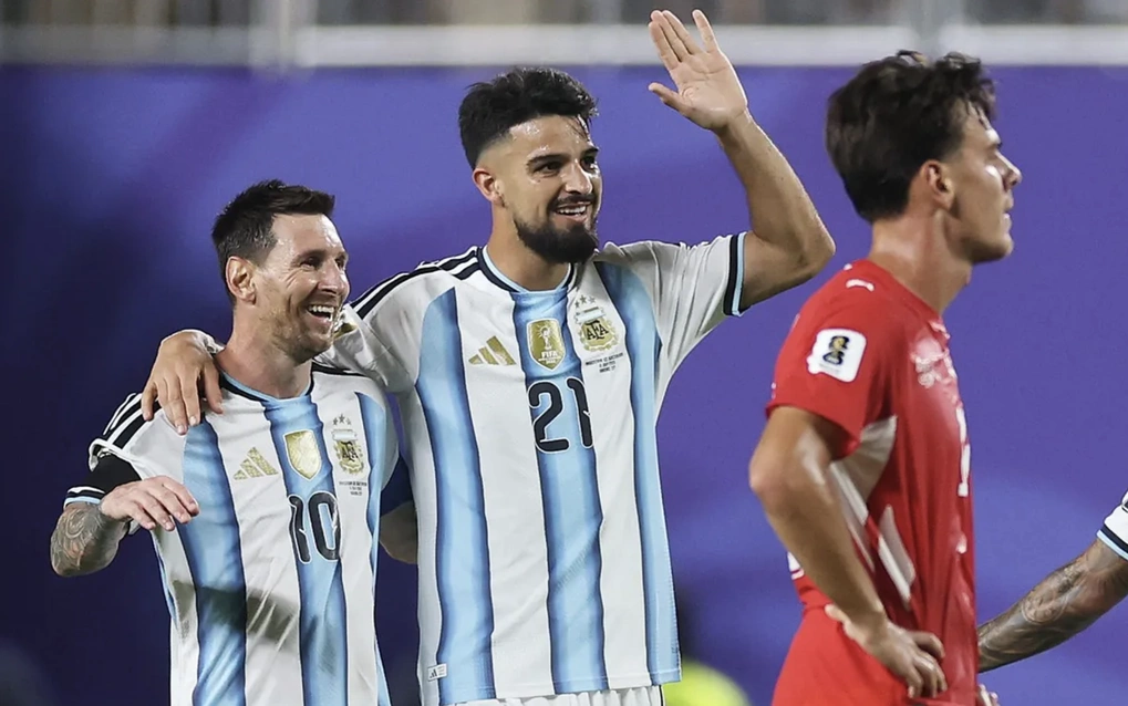 Flaco Lopez (phải) ăn mừng cùng Lionel Messi ở tứ kết World Cup 2026 trên sân Arrowhead, Missouri, Mỹ ngày 11/7/2026. Flaco Lopez ăn mừng cùng Lionel Messi tại World Cup 2026
