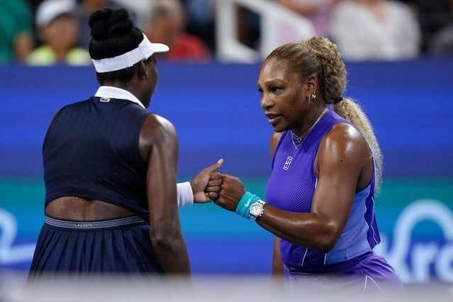 Serena Williams (phải) và Venus Williams đập tay mừng điểm trong trận đôi gặp Marta Kostyuk - Peyton Stearns tại Cincinnati Mở rộng, Trung tâm Quần vợt Lindner Family, Mason, Ohio, Mỹ ngày 17/8/2026. Ảnh: Reuters