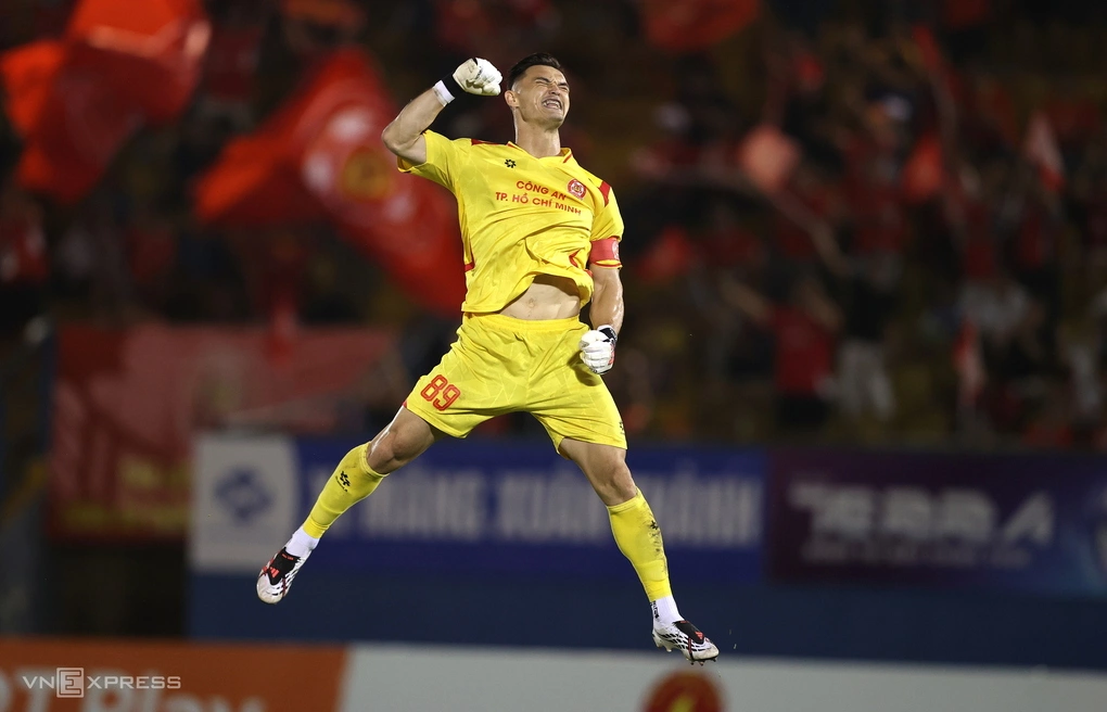 Patrik Lê Giang mừng chiến thắng 3-1 của CA TP HCM trước Hà Nội ở vòng một V-League 2026-2027 Thủ môn Patrik Lê Giang ăn mừng sau chiến thắng
