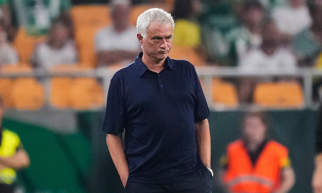 Mourinho: 'Cầu thủ đối phương ăn vạ, trông như đã chết'