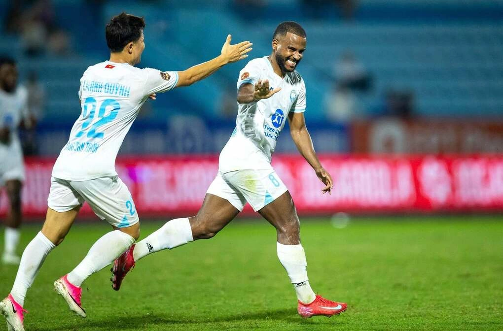 Tiền đạo Ezequiel ăn mừng cú đúp giúp Nam Định thắng HAGL 4-0 ở vòng 1 V-League 2026-2027, trên sân Thiên Trường, Ninh Bình, chiều 6/9. Ảnh: Nghĩa Hưng Ezequiel ăn mừng cú đúp cho Nam Định