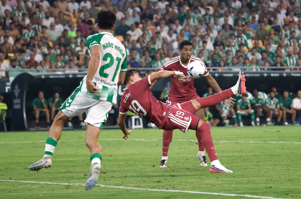 Carlos Espi ngả bàn đèn vào lưới Betis, nhưng không được công nhận trong trận Real Madrid thua 0-1 ở vòng 4 La Liga trên sân La Cartuja, Sevilla, Tây Ban Nha ngày 4/9/2026. Ảnh: Reuters