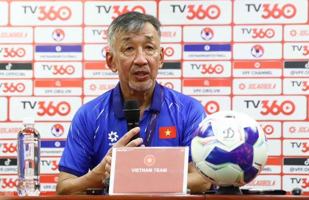 HLV Yutaka Ikeuchi dự họp báo sau trận thua Triều Tiên 0-3 ở lượt ra quân bảng C vòng loại U20 châu Á 2027, trên sân Việt Trì, Phú Thọ ngày 31/8/2026. Ảnh: Đoàn Huynh
