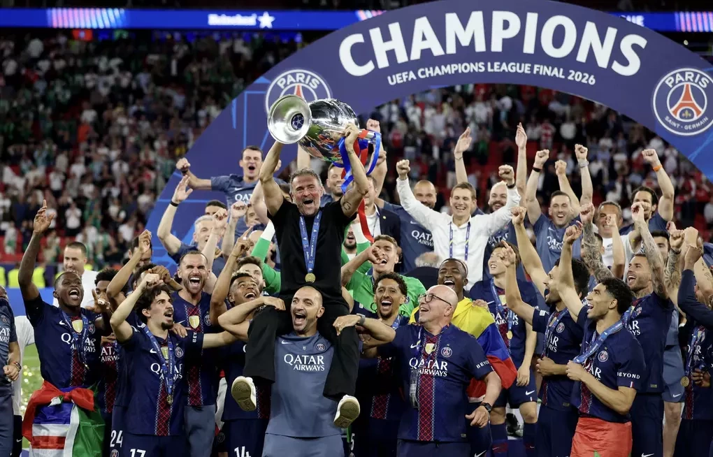 HLV Luis Enrique cùng các thành viên PSG ăn mừng sau khi thắng Arsenal ở chung kết Champions League tại Budapest, Hungary ngày 30/5/2026. Ảnh: Reuters