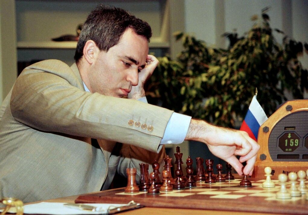 Garry Kasparov, kỳ thủ Nga và cựu vô địch thế giới, thực hiện nước đi đầu tiên trong ván hai, trận đấu với siêu máy tính Deep Blue của IBM tại New York, Mỹ, ngày 4/5/1997. Ảnh: Reuters