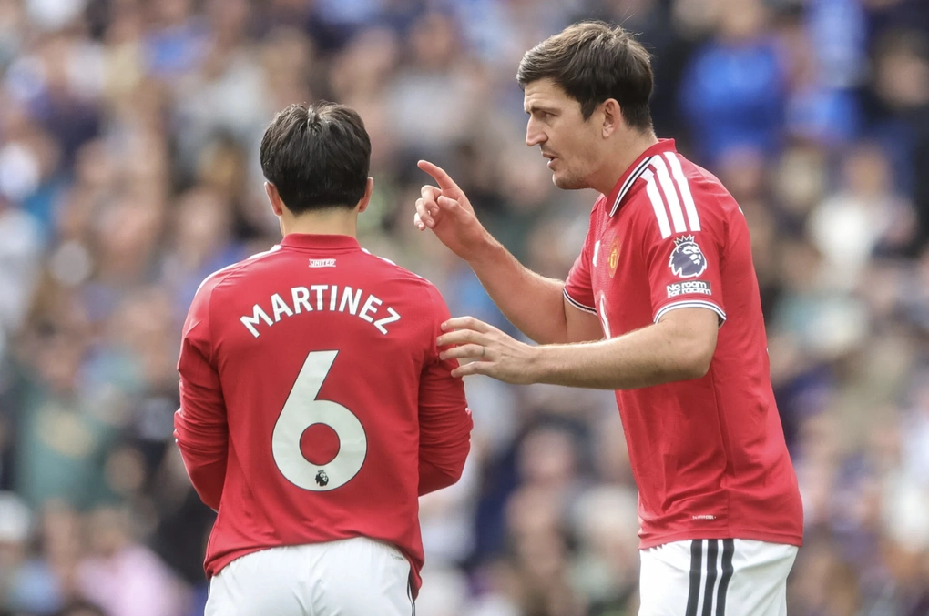 Harry Maguire (phải) trao đổi với Lisandro Martinez trong trận hòa Everton. Ảnh: AFP