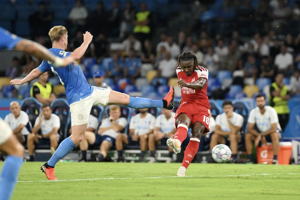 Eberechi Eze (áo đỏ) dứt điểm chệch khung thành Napoli. Ảnh: PA