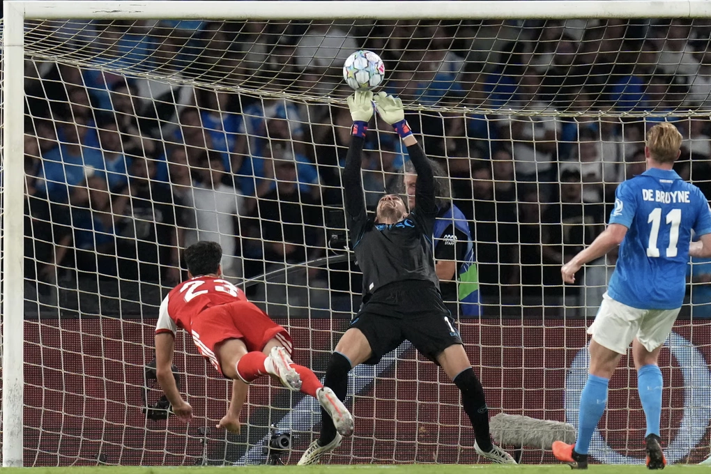 Mikel Merino đánh đầu cận thành bị Alex Meret cản phá, trong trận Arsenal thắng Napoli 1-0 ở lượt đầu vòng phân hạng Champions League trên sân Diego Armando Maradona, Napoli, Italy ngày 9/9/2026. Ảnh: AP