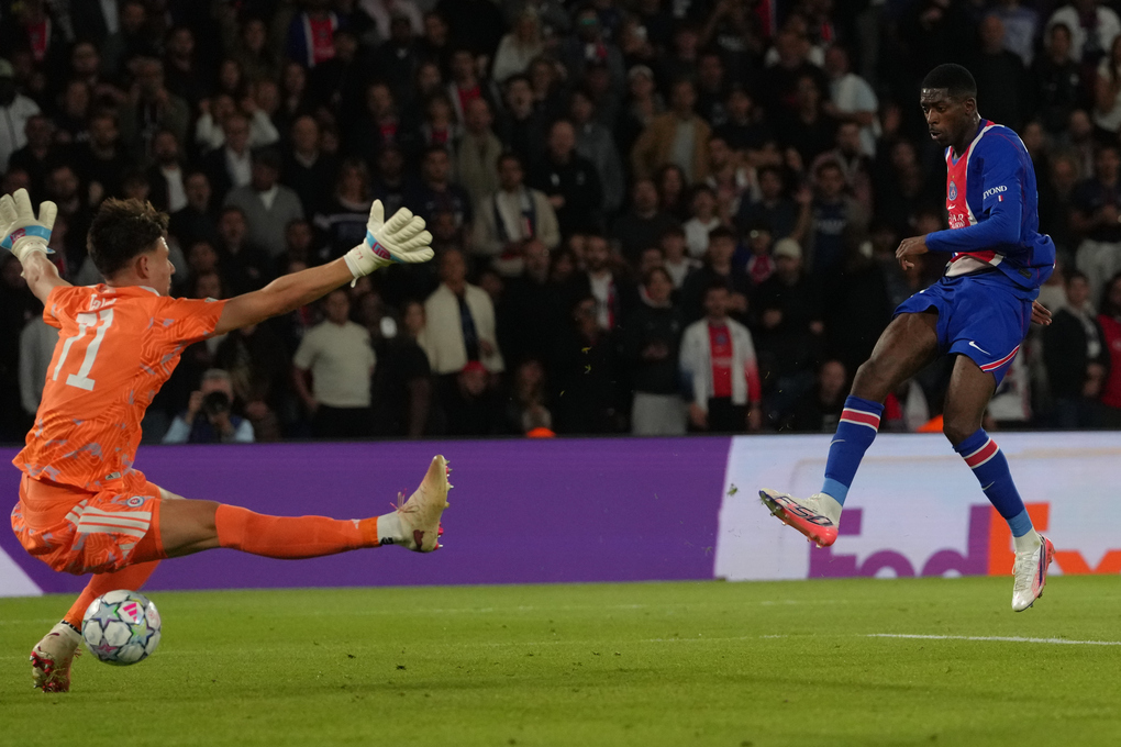 Thủ môn Dominik Takac của Slovan Bratislava (trái) cản phá cú sút của Ousmane Dembele bên phía PSG trong trận đấu giữa hai đội ở lượt đầu vòng phân hạng Champions League tại Paris, Pháp, ngày 9/9/2026. Ảnh: AP