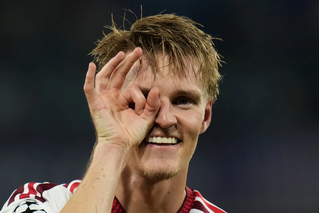 Martin Odegaard ăn mừng bàn thắng duy nhất trong trận Arsenal thắng Napoli 1-0 ở lượt đầu vòng phân hạng Champions League trên sân Diego Armando Maradona, Napoli, Italy ngày 9/9/2026. Ảnh: AP Martin Odegaard ăn mừng bàn thắng duy nhất trong trận Arsenal thắng Napoli 1-0