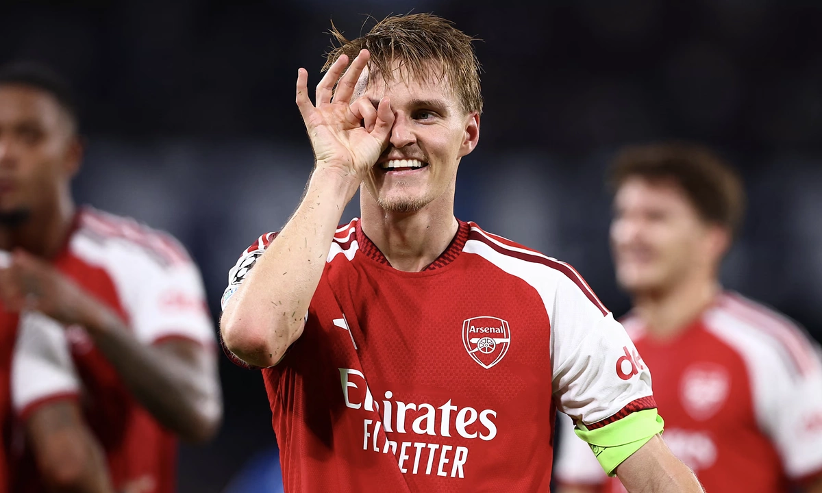 Arsenal thắng nhọc Napoli ở trận ra quân Champions League