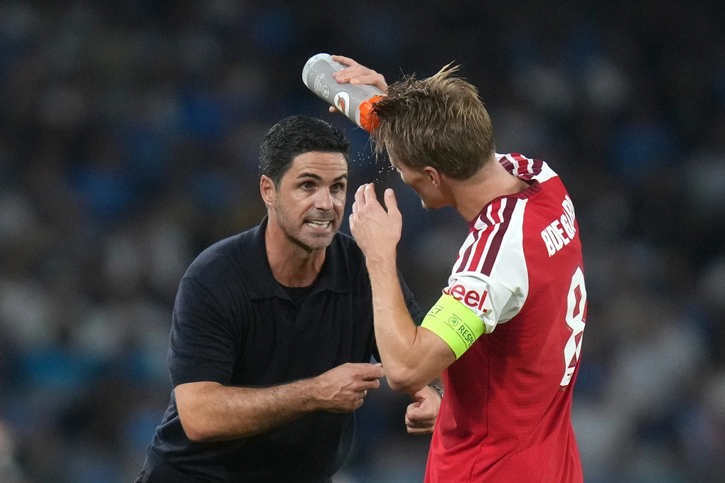 HLV Mikel Arteta chỉ đạo Martin Odegaard trong trận Arsenal thắng Napoli 1-0 ở lượt đầu vòng phân hạng Champions League trên sân Diego Armando Maradona, Napoli, Italy ngày 9/9/2026. Ảnh: AP HLV Mikel Arteta chỉ đạo Martin Odegaard