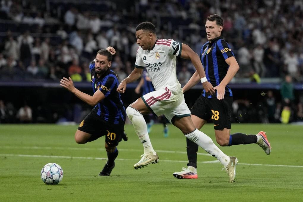 Mbappe đi bóng trước sự theo kèm của Hakan Calhanoglu và Benjamin Pavard trong trận gặp Inter Milan tại vòng phân hạng Champions League trên sân Bernabeu, Madrid, Tây Ban Nha, ngày 8/9/2026. Ảnh: AP