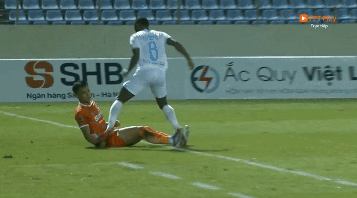 Ngoại binh Nam Định giẫm vào bụng đối thủ ở V-League