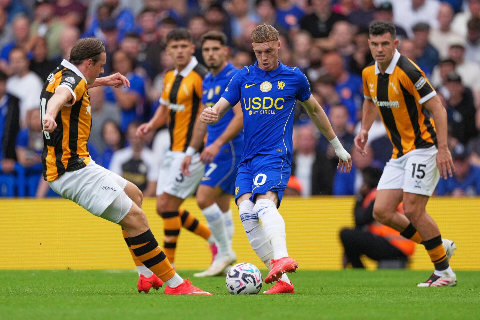 Elliot Stroud (trái) tranh chấp bóng với Cole Palmer trong trận Chelsea gặp Hull City tại Ngoại hạng Anh trên sân Stamford Bridge, London, ngày 12/9/2026. Ảnh: AP