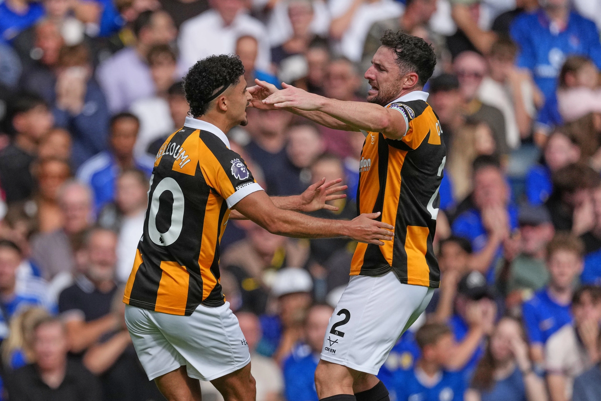 Mohamed Belloumi (trái) ăn mừng cùng Lewie Coyle sau khi ghi bàn mở tỷ số cho Hull City trong trận gặp Chelsea tại Ngoại hạng Anh trên sân Stamford Bridge, London, ngày 12/9/2026. Ảnh: AP