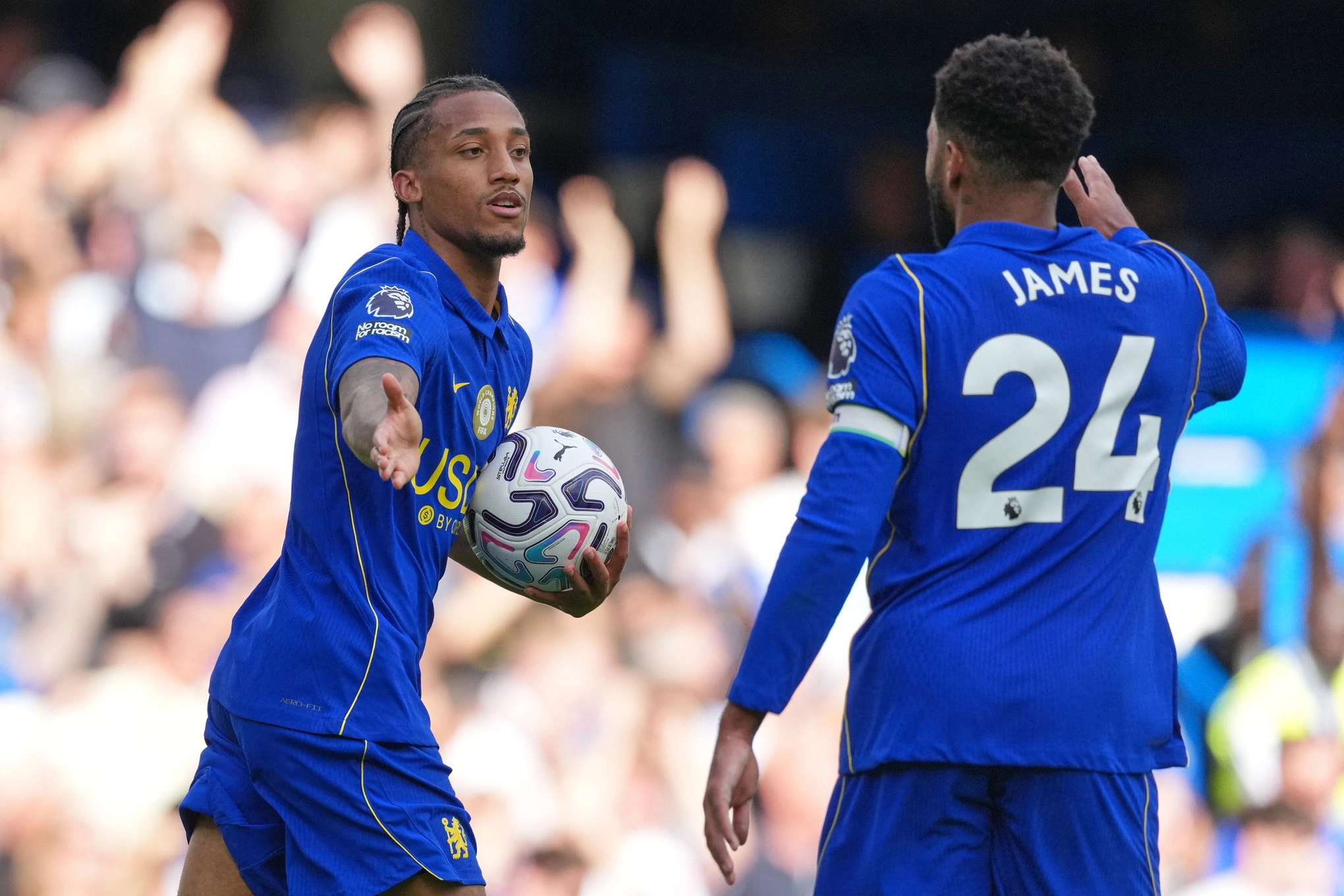 Joao Pedro (trái) ăn mừng cùng Reece James sau khi ghi bàn thứ hai cho Chelsea trong trận gặp Hull City tại Ngoại hạng Anh trên sân Stamford Bridge, London, ngày 12/9/2026. Ảnh: AP